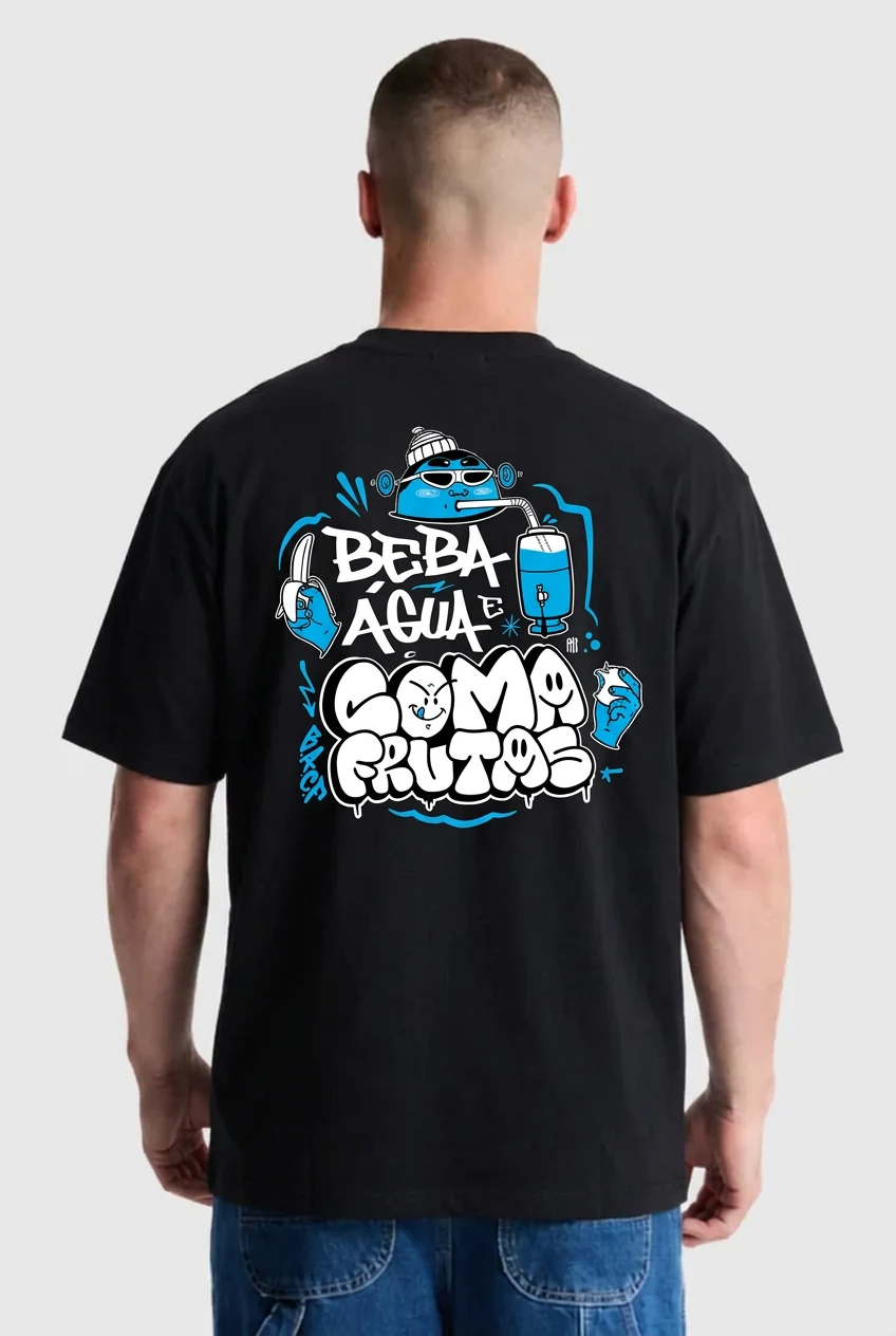PETRILLI com a camiseta preta do Drop 001, costas com a arte Beba Água e Coma Frutas