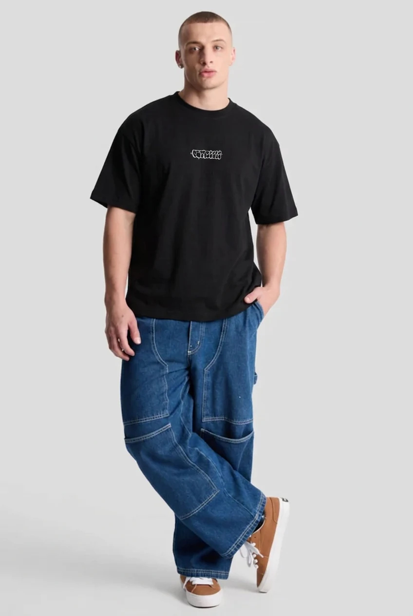 PETRILLI com a camiseta preta do Drop 001, frente com assinatura pequena