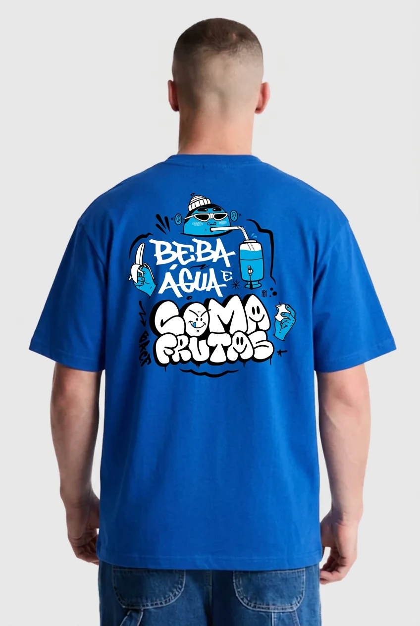PETRILLI com a camiseta azul do Drop 001, costas com a arte Beba Água e Coma Frutas