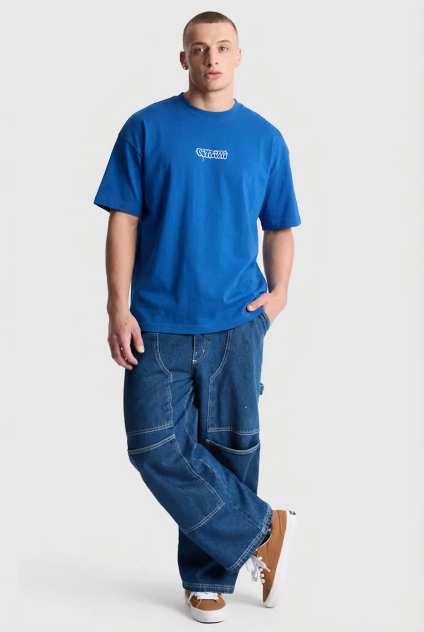 PETRILLI com a camiseta azul do Drop 001, frente com assinatura pequena